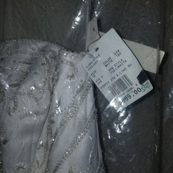 Wedding gown - Picture 3 of 4